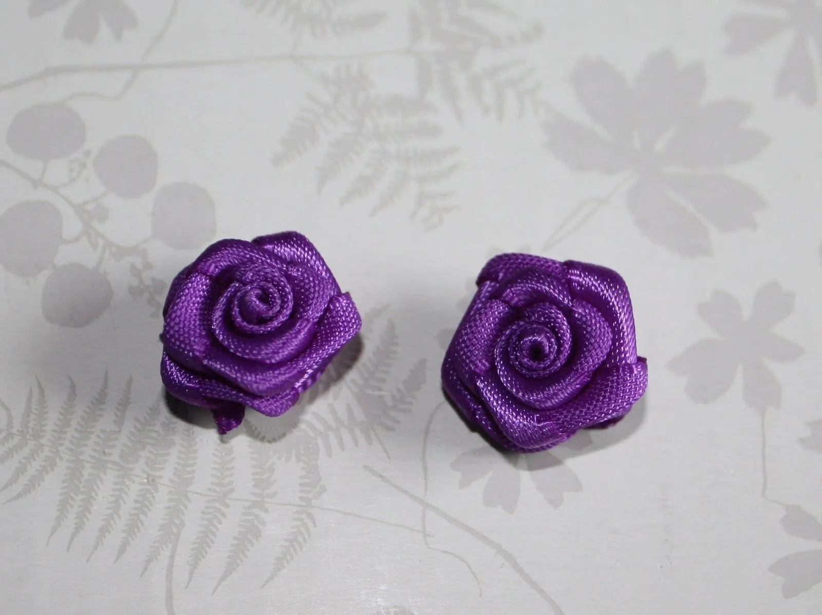 Rosas de tela moradas 15mm de ancho: 0,50 euros/ud