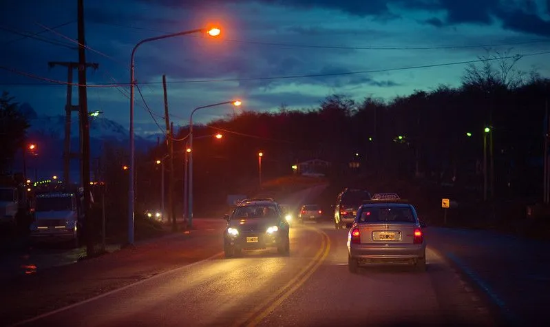 Rutas entrando a la ciudad de Ushuaia de noche | Rodrigo Muñoz ...