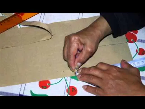 Como sacar el molde de un chaleco para niño talla cero - YouTube