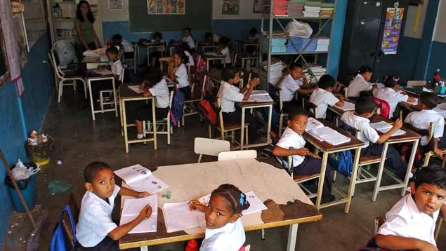 Un salón, hambre y violencia: cartas con las que juega un niño ...