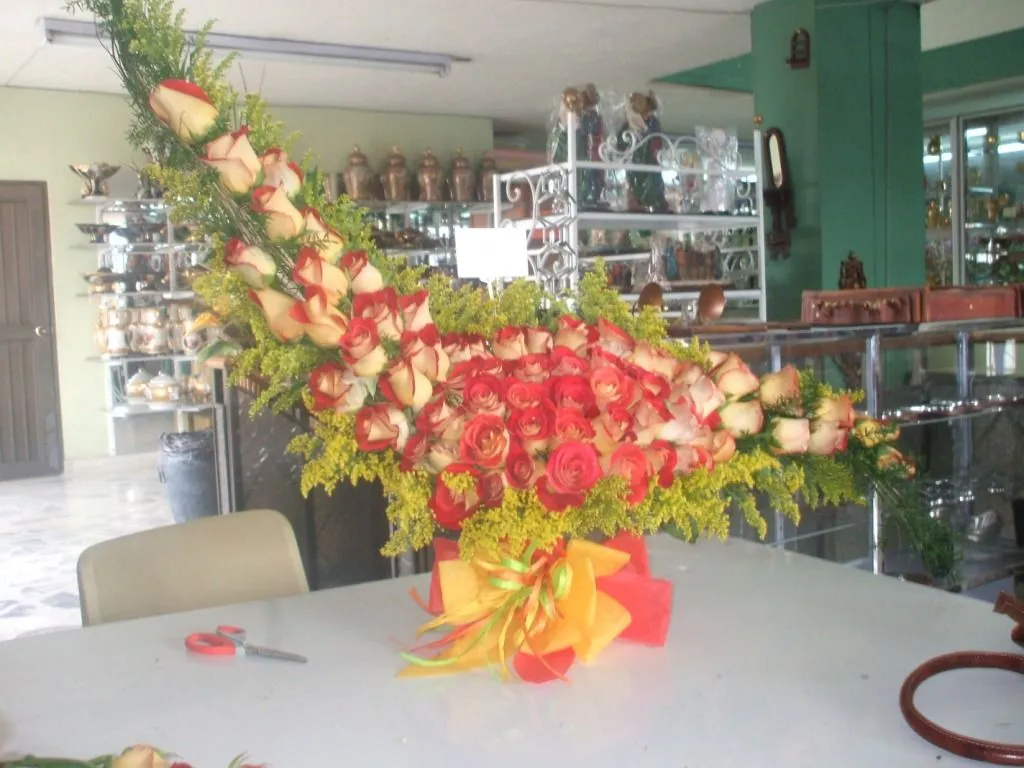 SALON METROPOLITANO DEL NORTE: ARREGLOS FLORALES