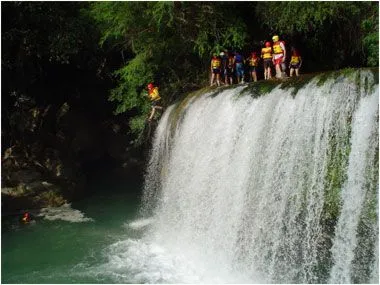 Salto de cascadas en Micos