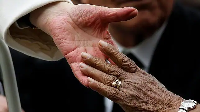 Saludar estrechando la mano, foco de infecciones - ABC.