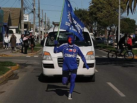 San Antonio: un hincha de la U corrió por las calles con su cuerpo ...