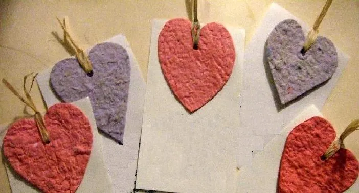 San Valentín: Corazones en papel reciclado para Tarjetas