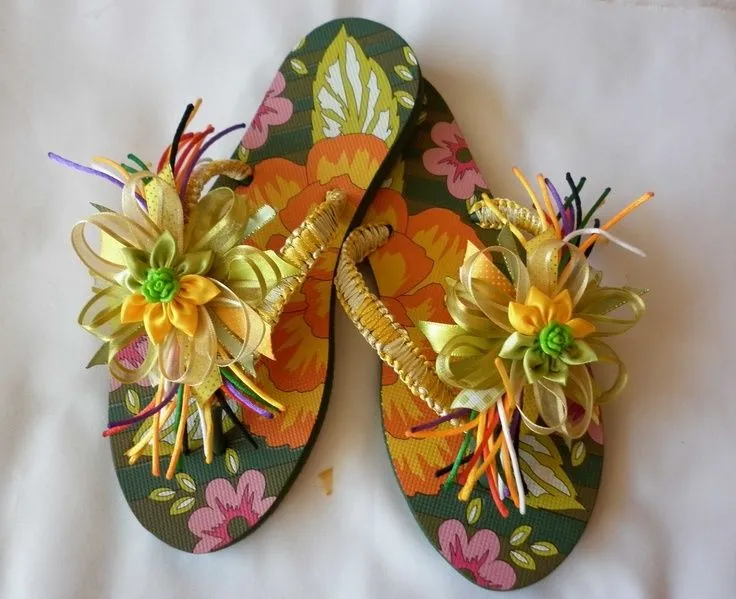 Sandalias decoradas con cintas y flores. | SANDALIAS Y PANTUNFLAS | P…