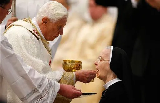 El Santo Papa Benedicto XVI Recupera Comunion de Rodillas y en la ...