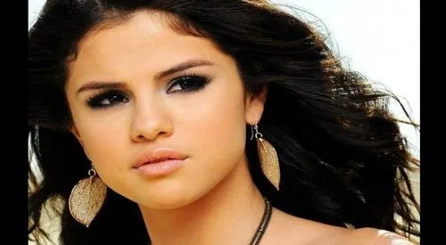 Selena Gomez es captada llevando a sus perros al veterinario con ...