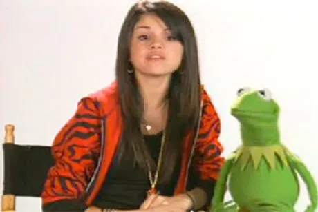 ... selena gomez esta junto a la famosa rana rene bueno es justamente