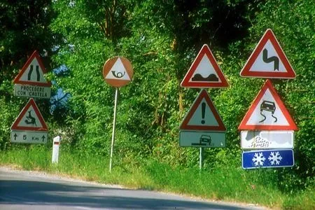 Señales de tráfico en la Toscana, aquí hay que circular bien atento