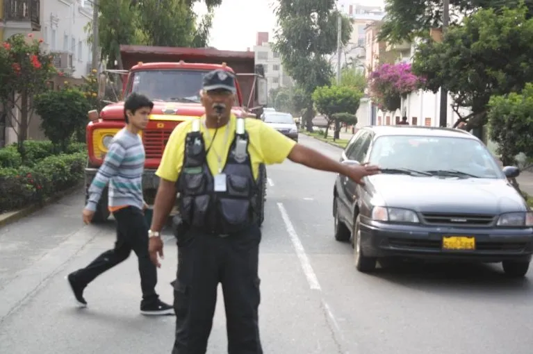 Serenos de San Miguel dirigen el tránsito en calles con alta ...