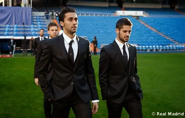 Sesión de fotos en el Bernabéu con los trajes oficiales de Versace ...