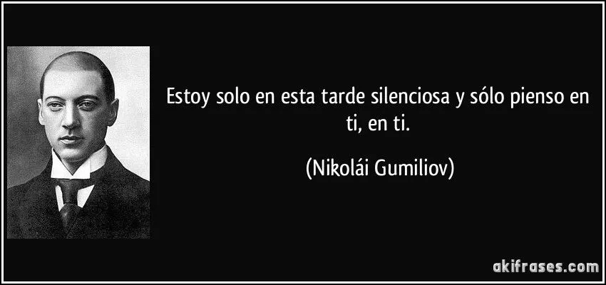 Estoy solo en esta tarde silenciosa y sólo pienso en ti, en ti.