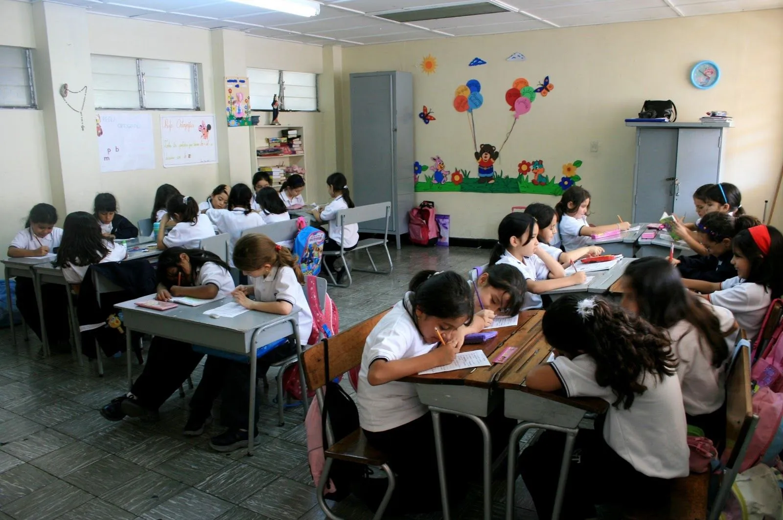 SJT Memories ☼ ♫ ♥: Los niños y niñas del colegio estudiando...