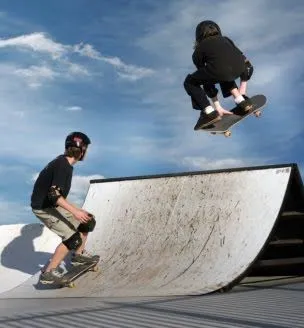 el skate consiste en saber andar en una patineta y saber trucos el mas ...