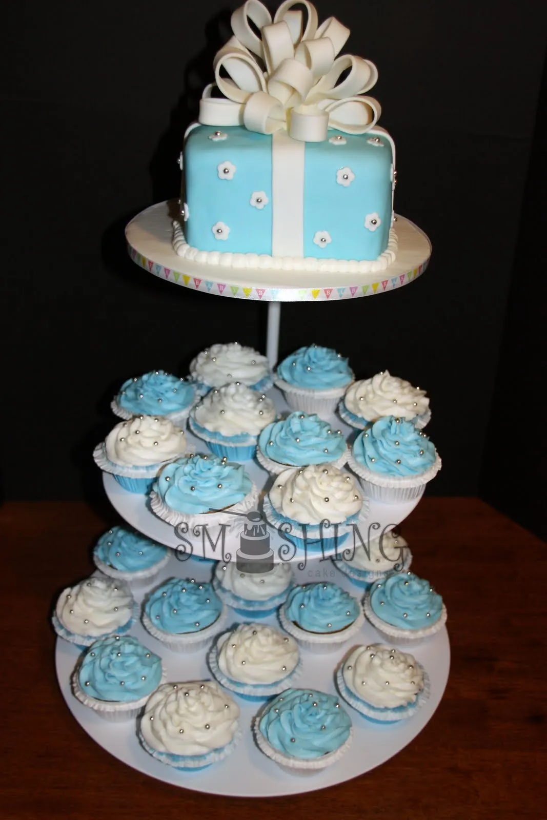 Smashing Cake Designs: Blue and white baby shower cupcake tower