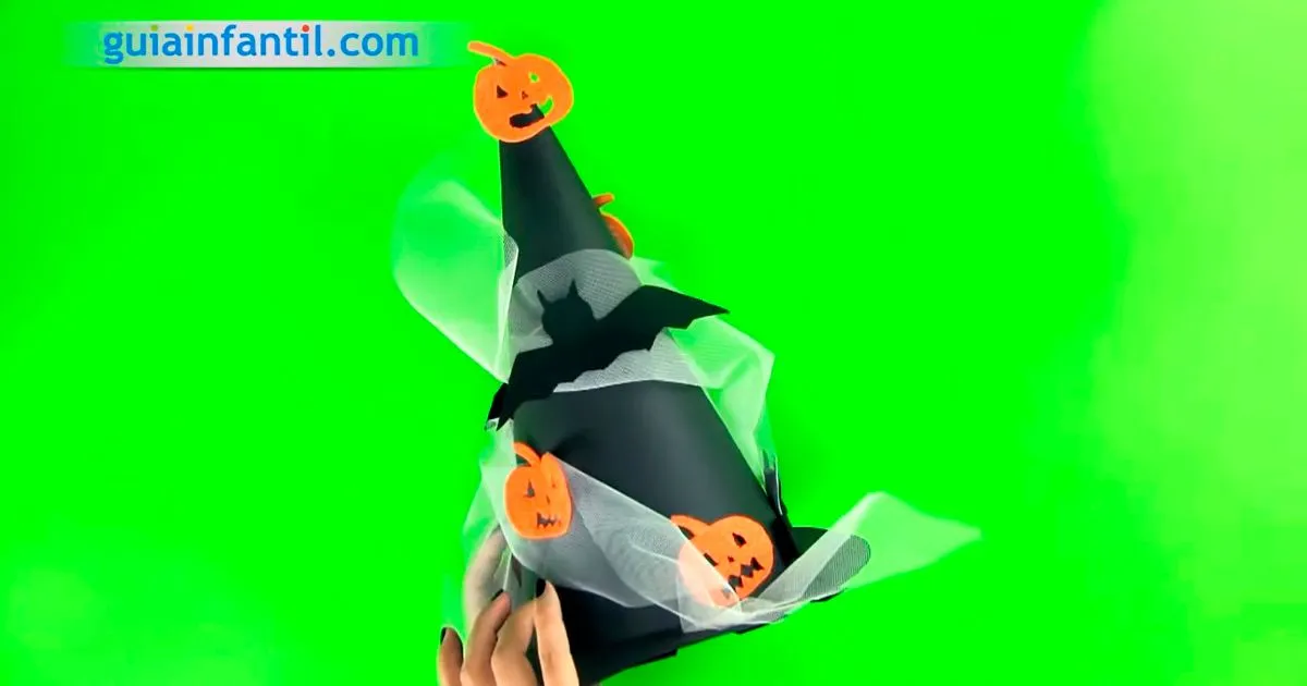 Sombrero de bruja casero. Disfraz de Halloween fácil y barato para niños