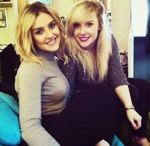 Spain Little Mix: Perrie con Katherine + Perrie como un oso