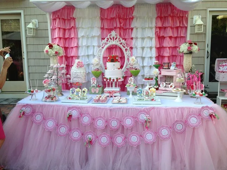 Strawberry shortcake cake table | cumpleaños | Pinterest