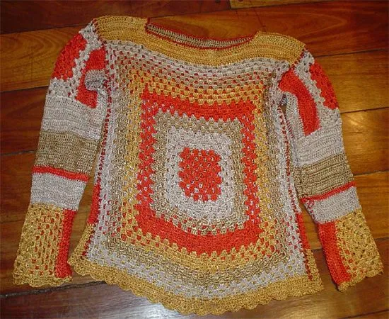 Sueter de hilo de seda rojo combinado con tonos amarrillo, plata y ...