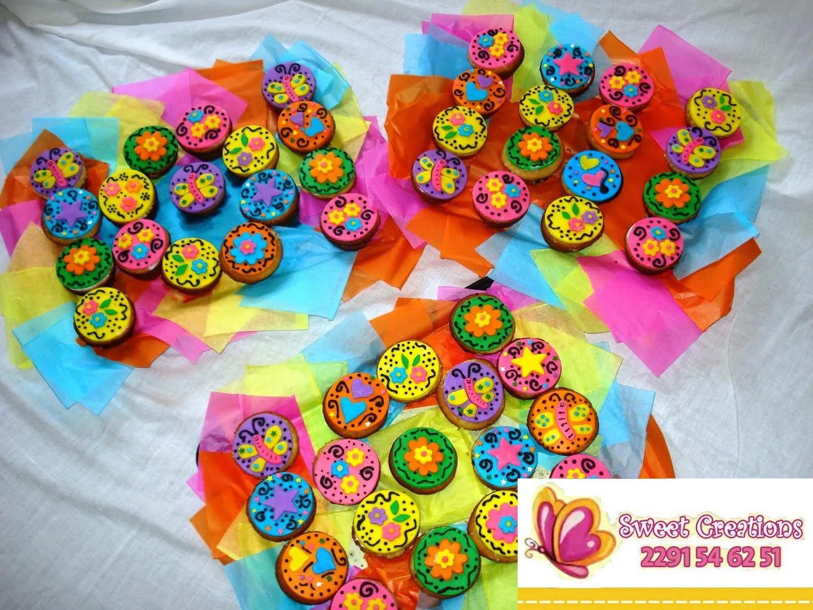 SWEET CREATIONS: VIRGENCITA PLIS PASTEL Y MINI MUFFINS DECORADOS