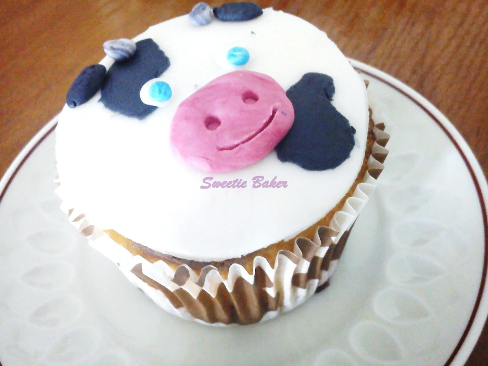 Sweetie Baker: Vaquitas! Cow Cupcakes