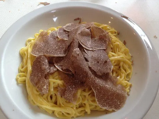 Taglini al burro di montagna con tartufo bianco d'Alba ...