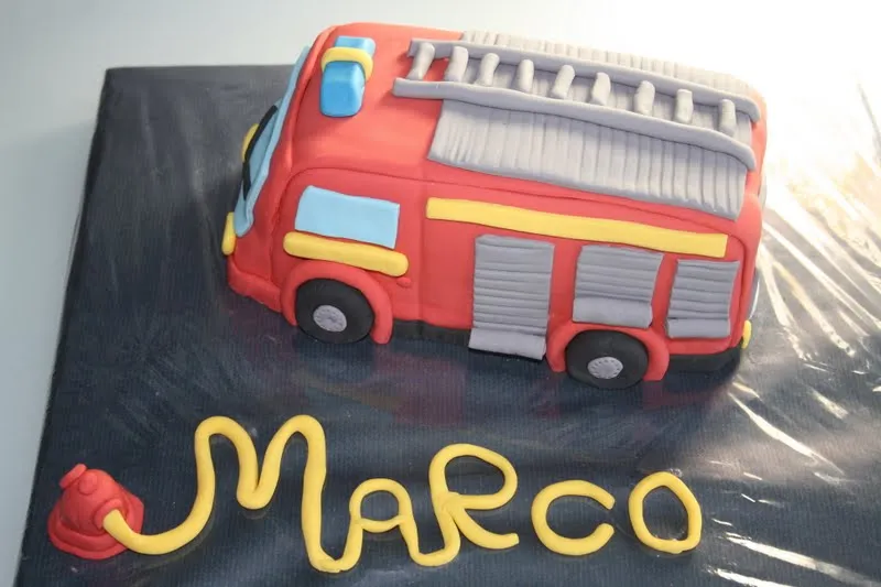 Tarta decorada Camión de Bomberos y Galletas decoradas de bombero ...