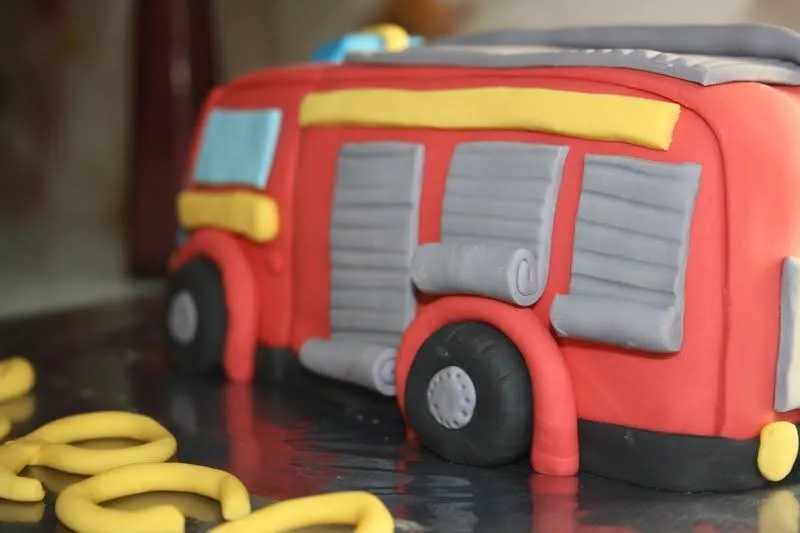 Tarta decorada Camión de Bomberos y Galletas decoradas de bombero ...