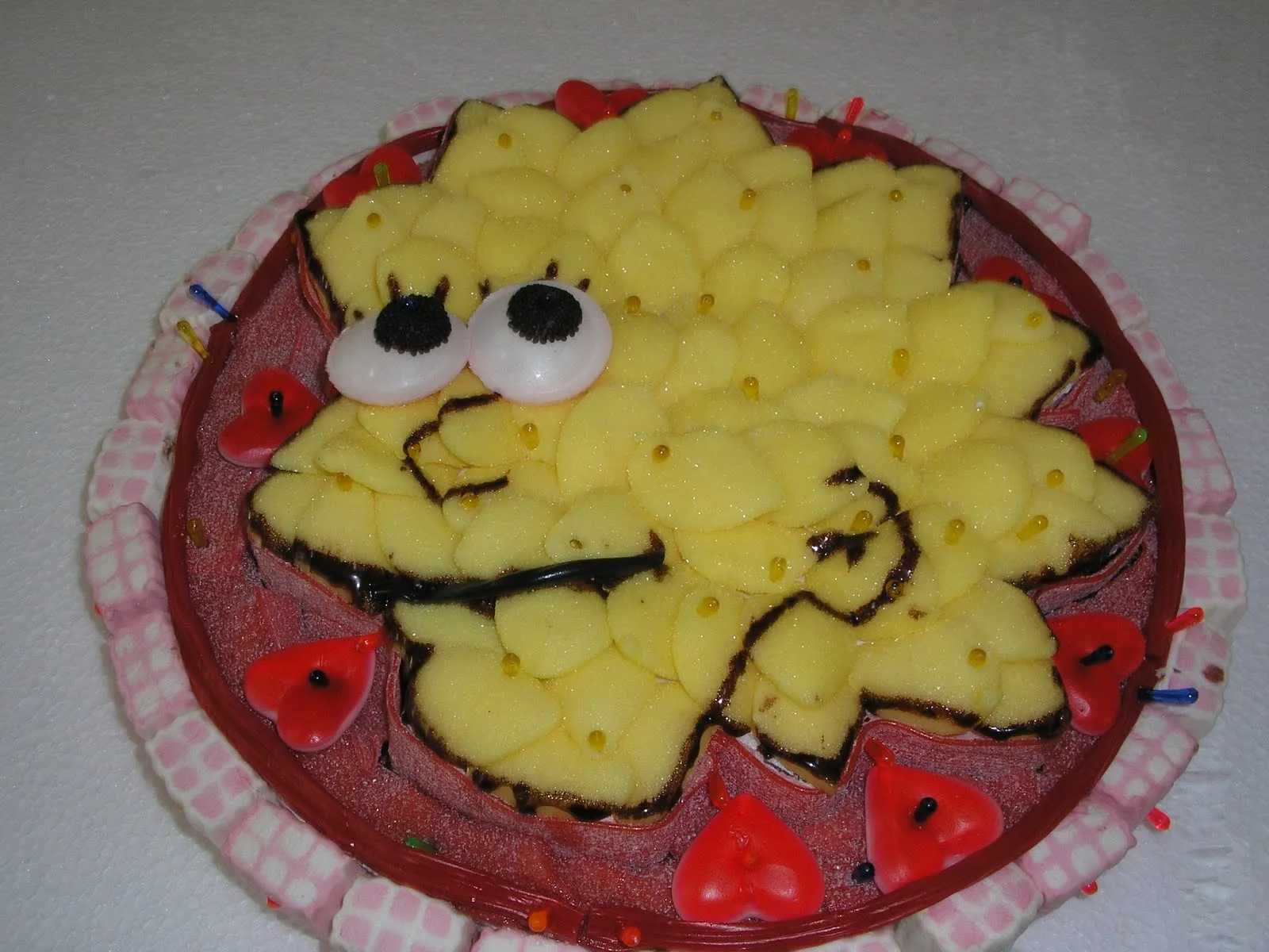 es una tarta echa de gominolas de lisa simpson