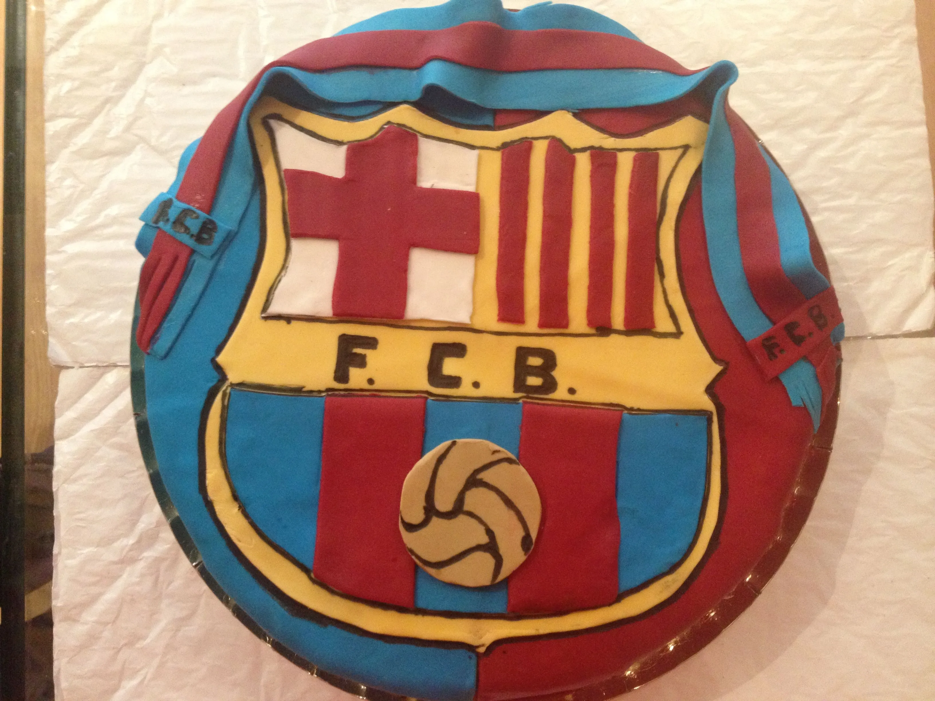 Tarta fondant escudo Futbol Club Barcelona | Helarte Blog