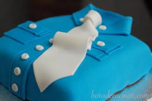 Tarta fondant con forma de camisa, ideal para el Dia del Padre ...