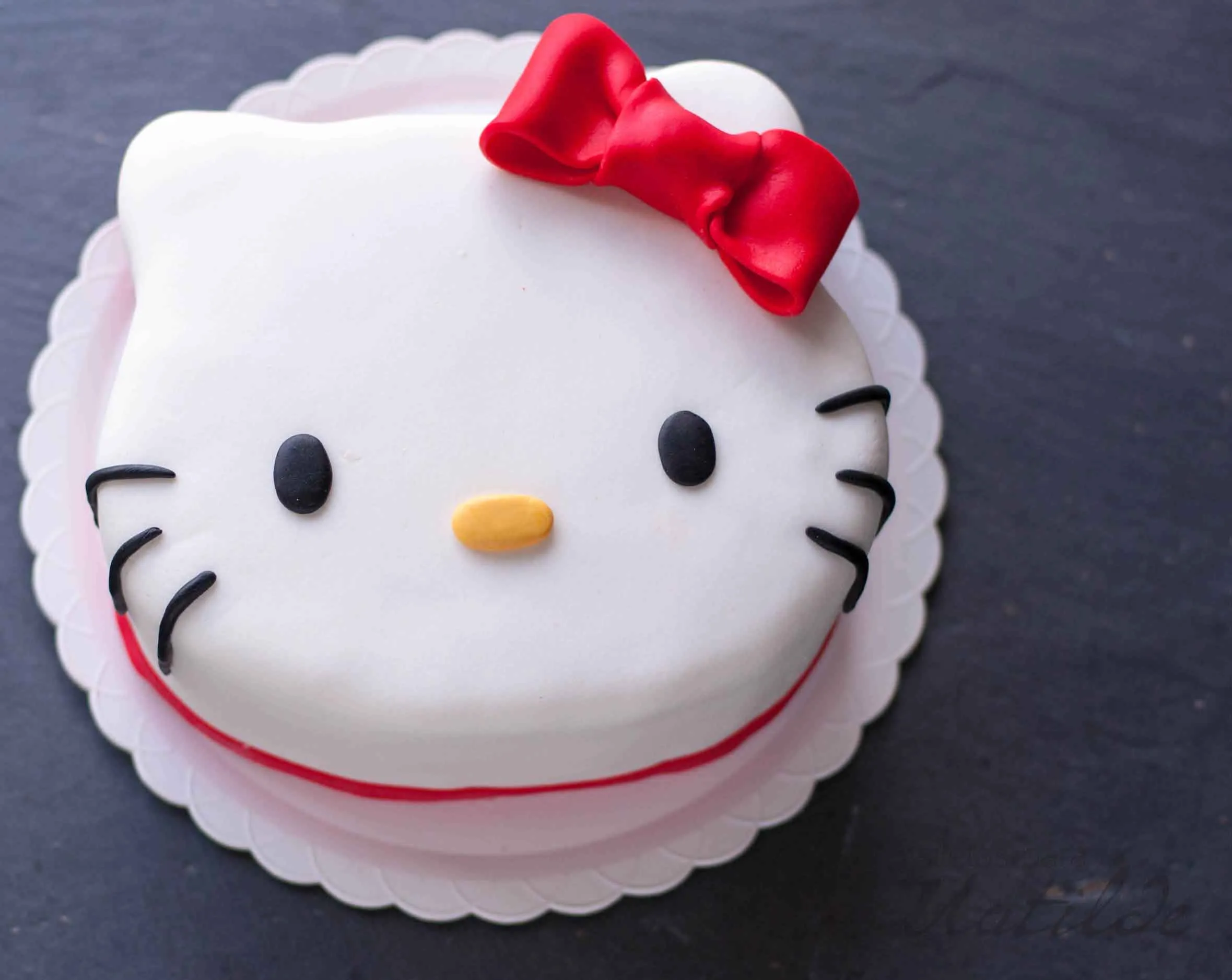 Tarta Hello Kitty, double chocolate cake con buttercream de fresa