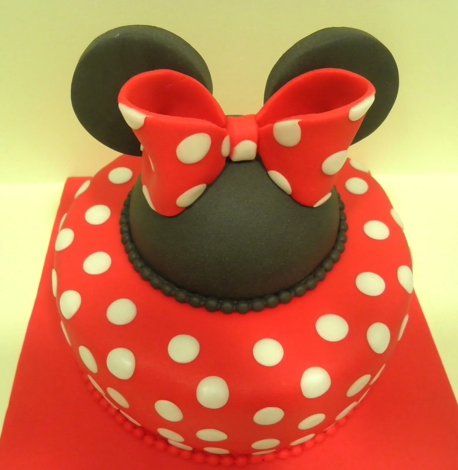 Tarta Minnie Mouse - Bizcocho Victoria Sponge Cake | Con Corazón ...