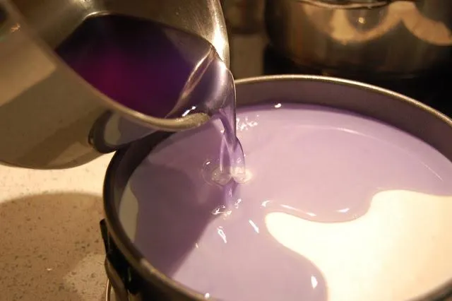 Tarta de queso y violetas. Una receta con caramelos de violeta ...