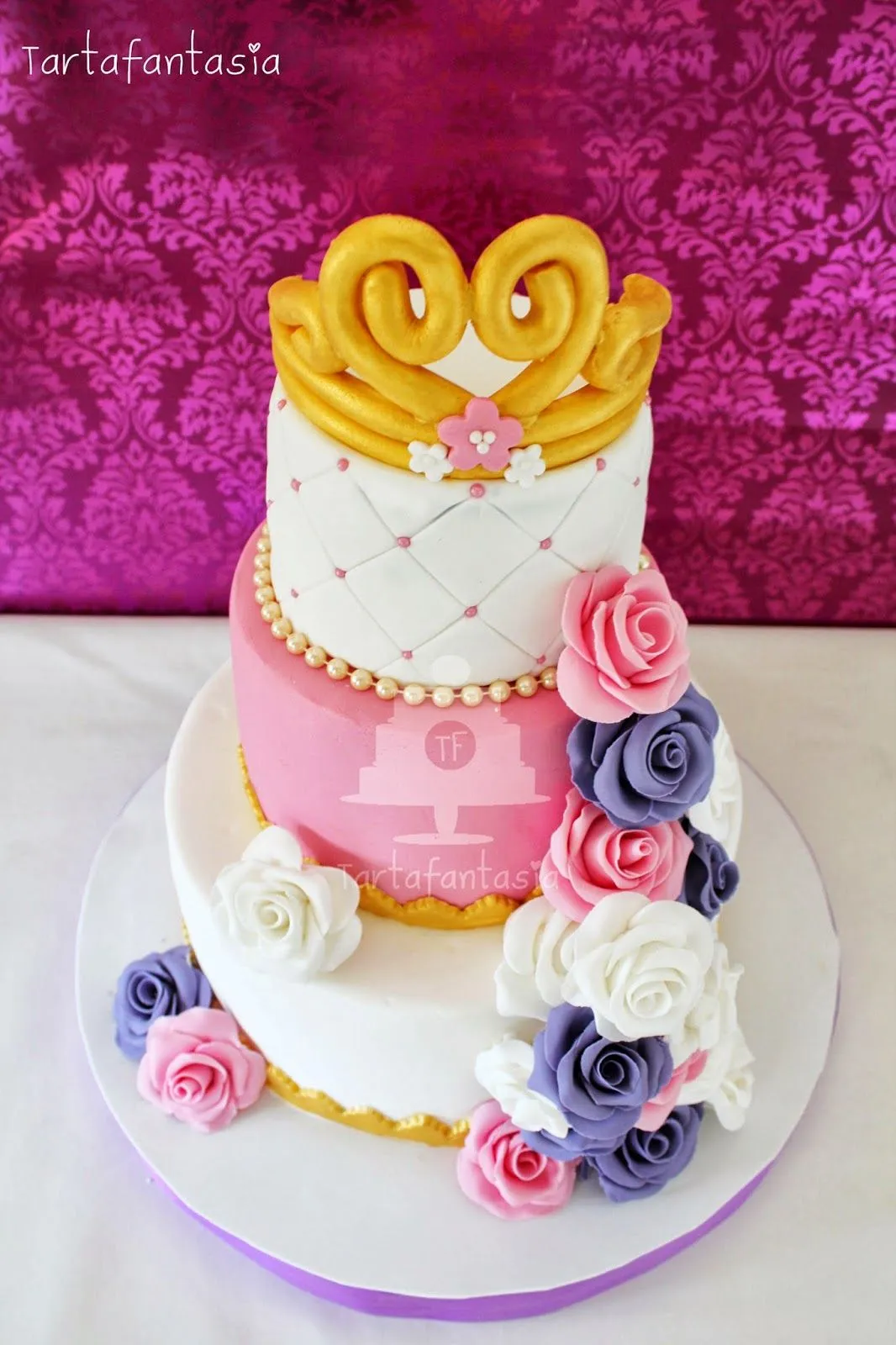 TartaFantasía: Tarta con Corona y Cascada de Rosas (Paso a Paso ...