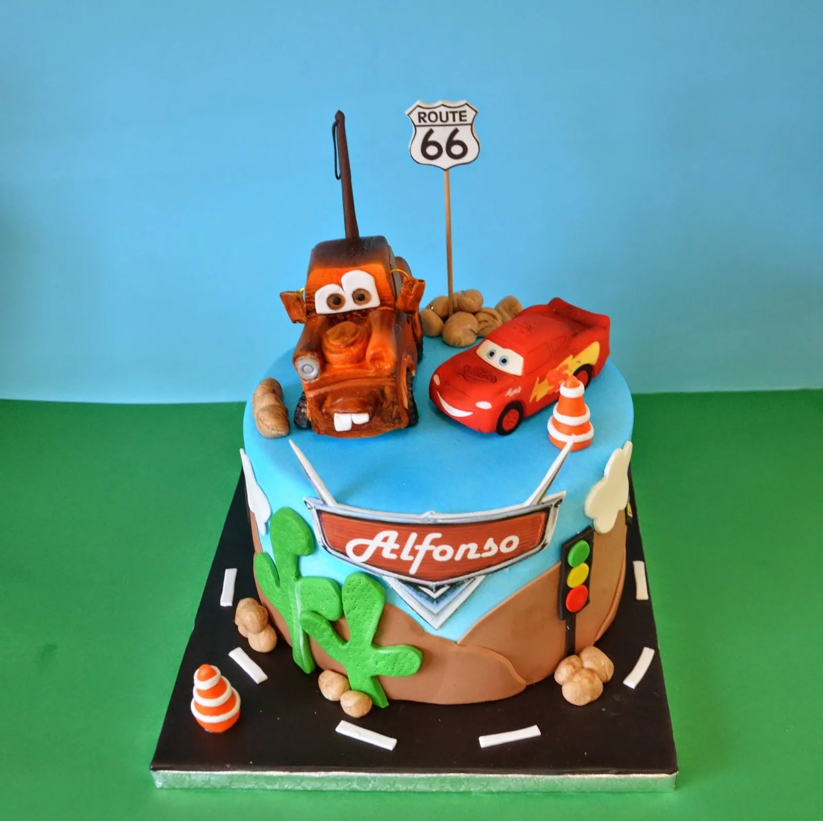 Tartas Artisticas.: TARTA FONDANT RAYO MCQUEEN Y MATE