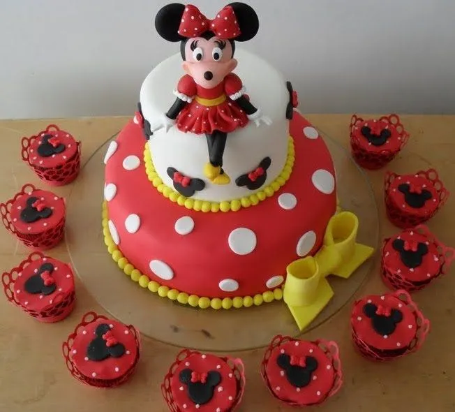 TARTAS DECORADAS: TARTA DISNEY MINNIE CON CUPCAKES