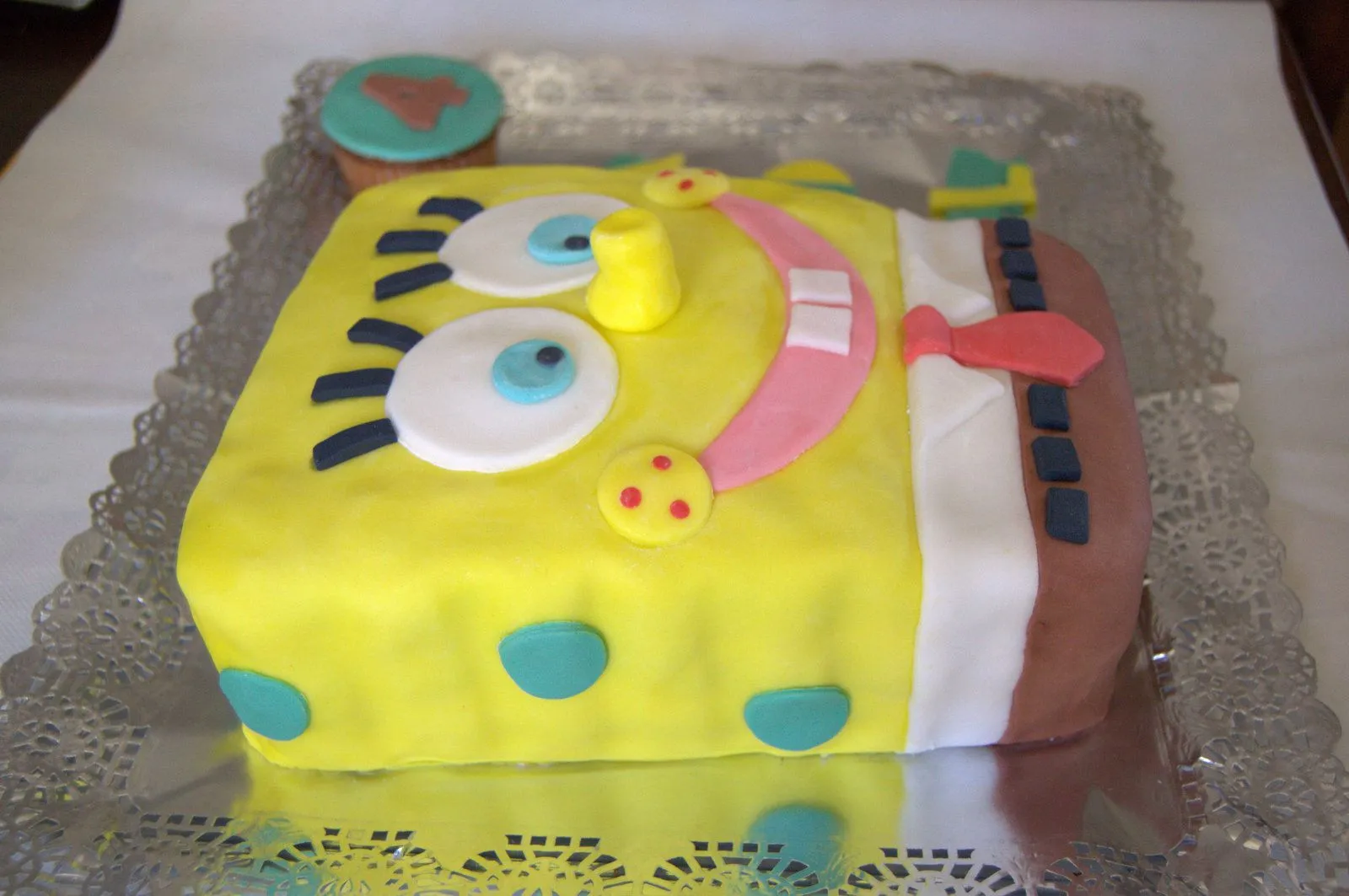 Tartas fondant de Bob Esponja Chiclana | Dulces artesanales ...