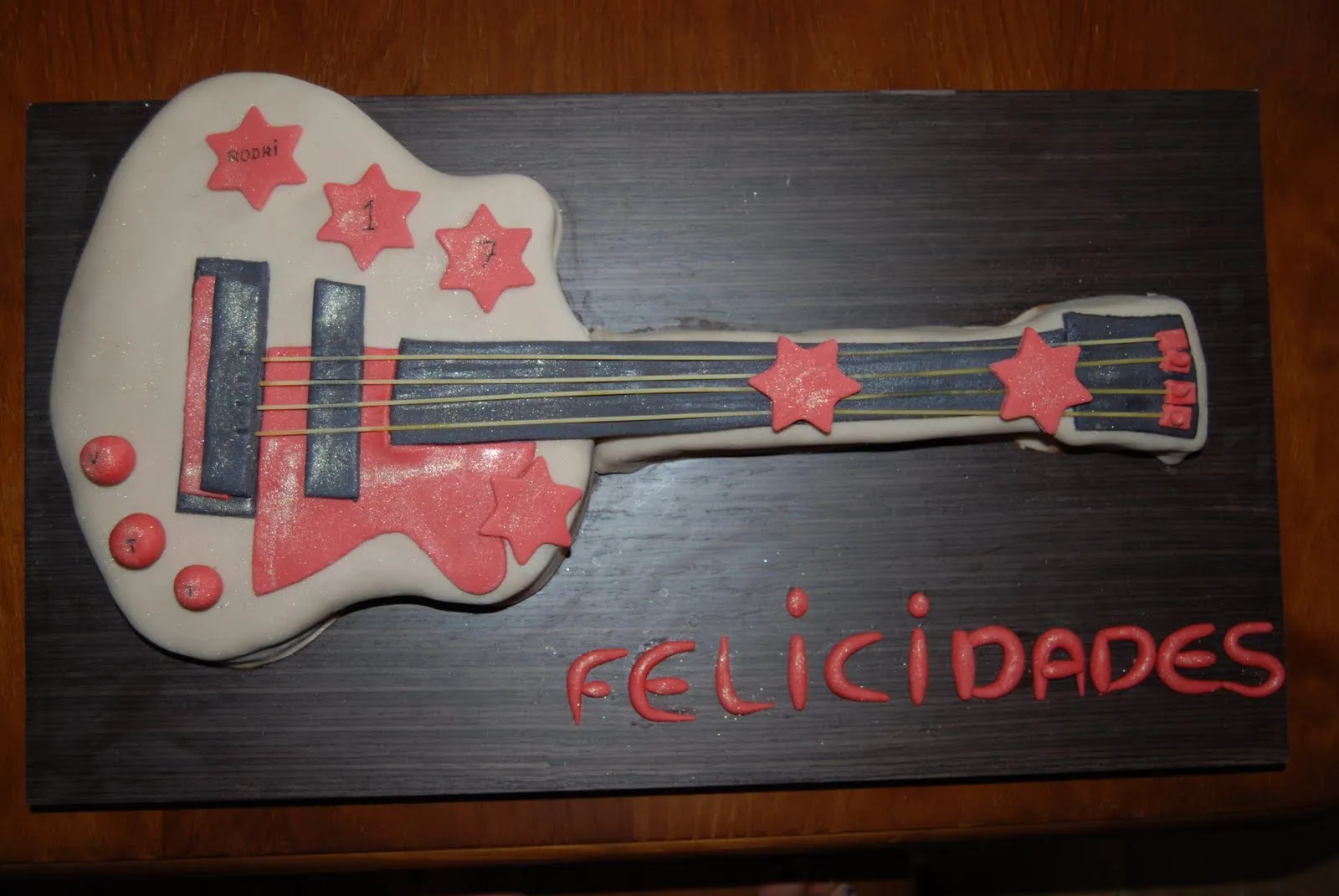 TARTAS FONDANT VIGO - El MUNDO DEL FONDANT: TARTA GUITARRA