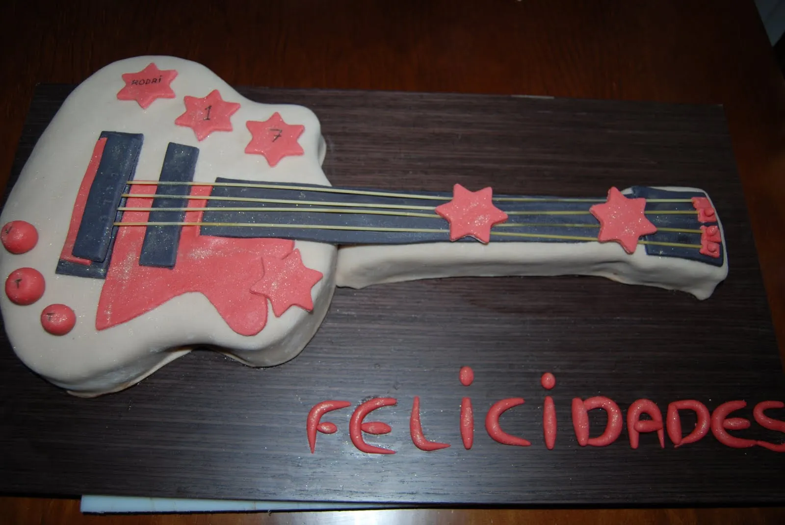 TARTAS FONDANT VIGO - El MUNDO DEL FONDANT: TARTA GUITARRA