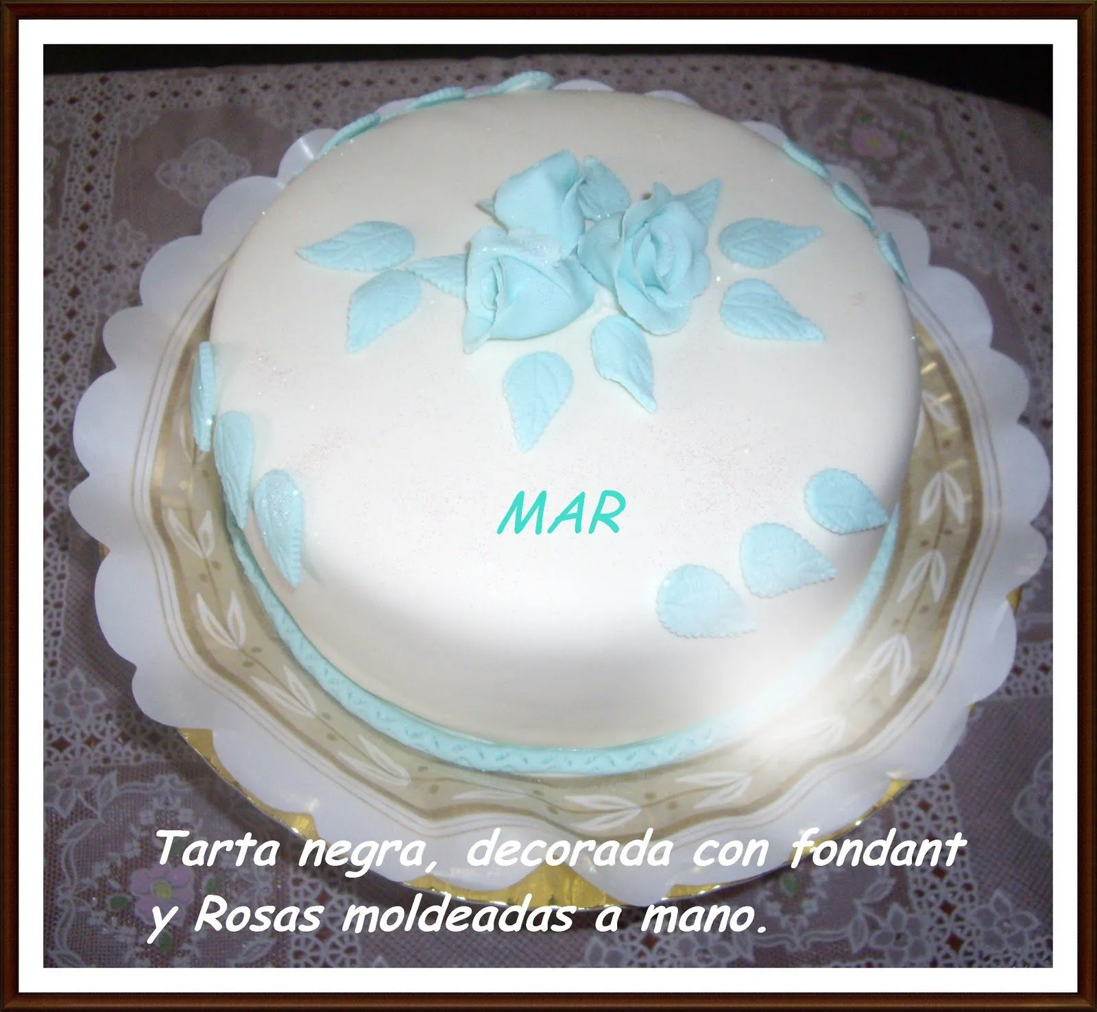 TARTAS,GALLETAS Y MAS!!!: Tarta Negra Decorada con Fondant y Rosas ...