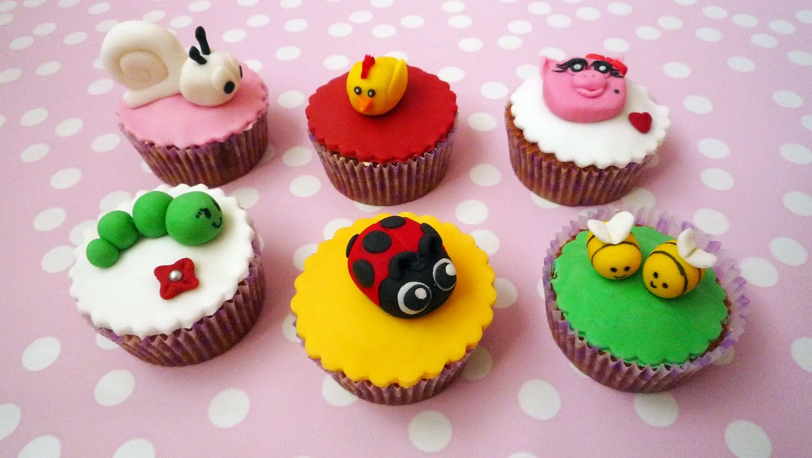 TARTATERAPIA: Cupcakes de Chocolate Cubiertos con Fondant y "