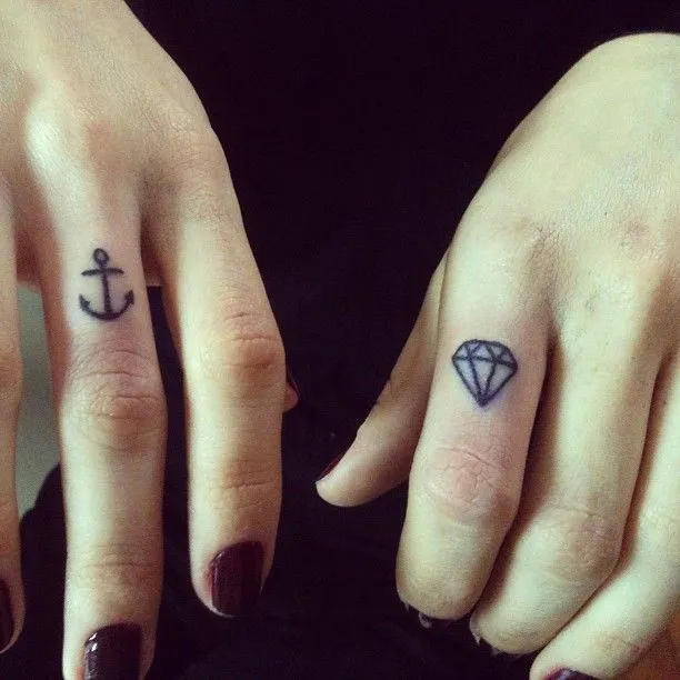 Tattoo nos dedos: Tatuagem âncora e diamante / anchor diamond ...