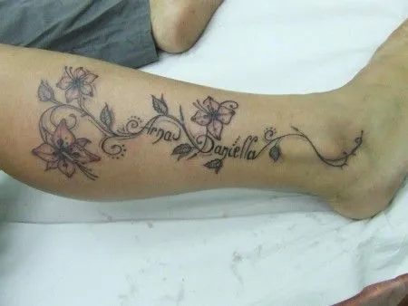 TATUAJE DE UNAS FLORES CON UNOS NOMBRES DENTRO