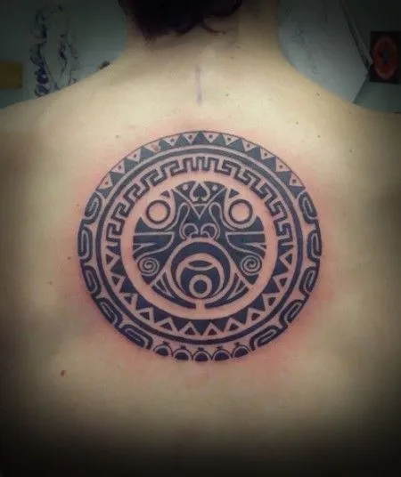 TATUAJE DE UN SOL MAYA EN EL HOMBRO