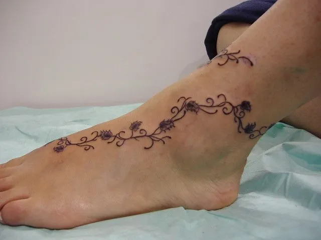 Tatuajes enredaderas para el pie y tobillo - Imagui