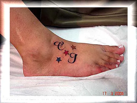 tatuagem letras e estrelas no pe | Flickr - Photo Sharing!