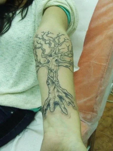 TATUAJE DE UN ÁRBOL CHINO EN EL BRAZO