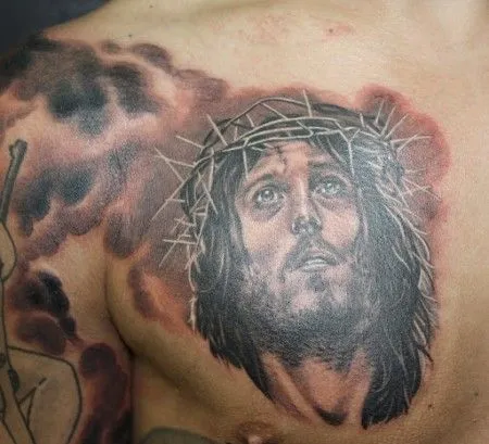 TATUAJE DE LA CABEZA DE CRISTO ENTRE NUBES